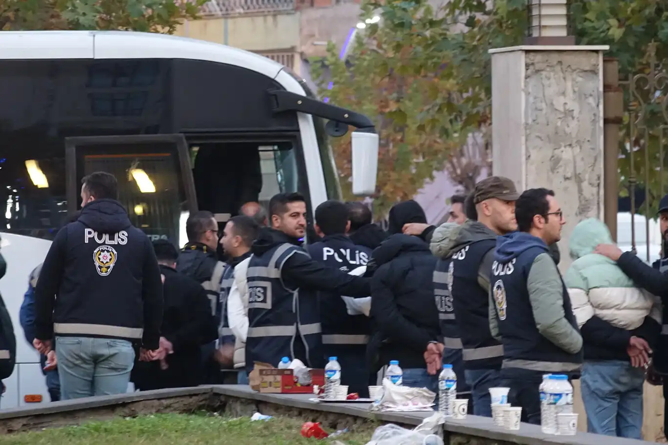 Batman Belediyesine kayyum protestosu: Çok sayıda gözaltı Batman Belediyesine kayyum protestosu: Çok sayıda gözaltı