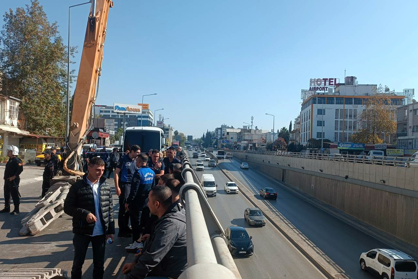 Adana’da yıkım kararına karşı bina içerisinde durdular Adana’da yıkım kararına karşı bina içerisinde durdular