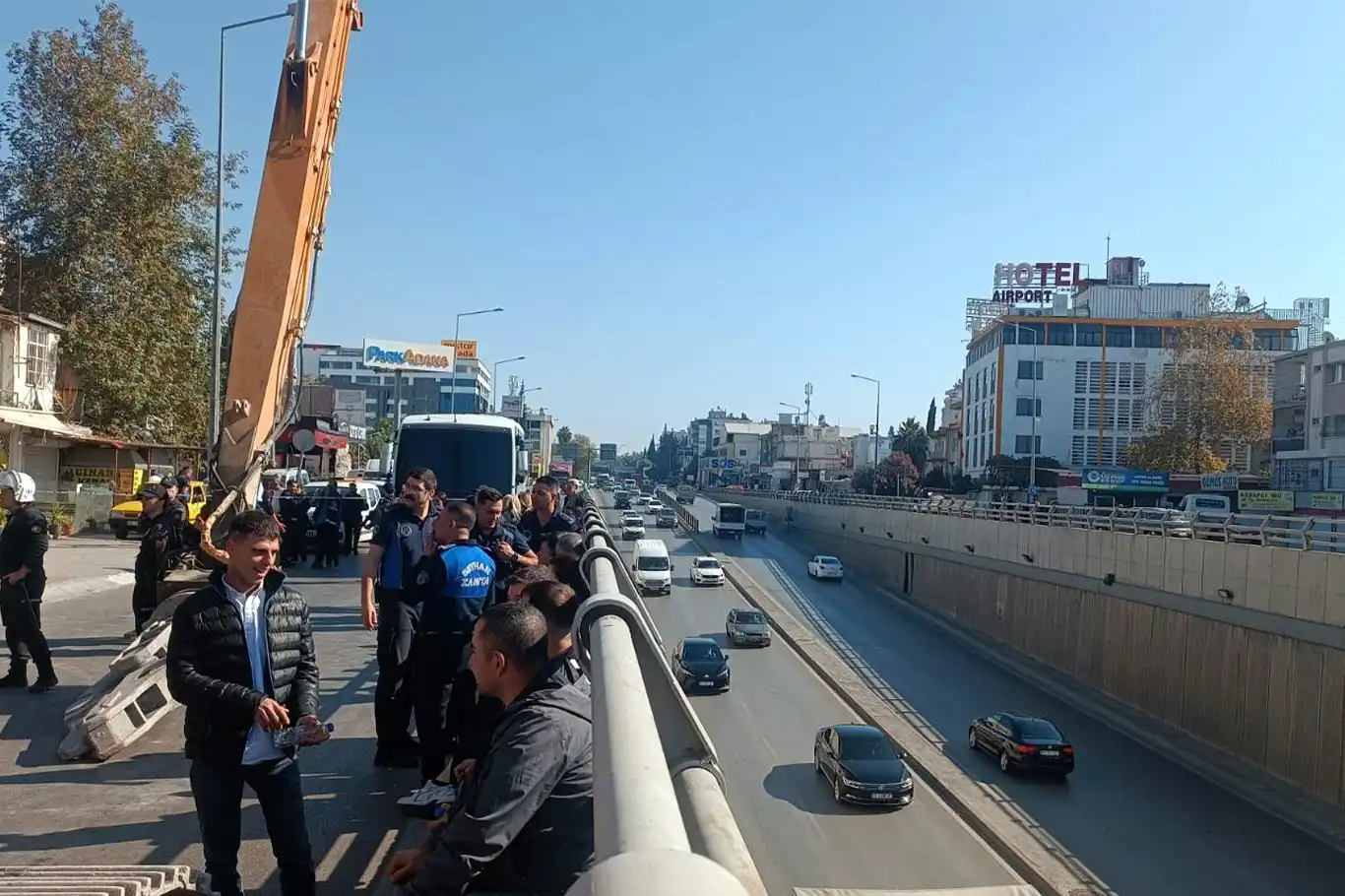 Adana’da yıkım kararına karşı bina içerisinde durdular Adana’da yıkım kararına karşı bina içerisinde durdular