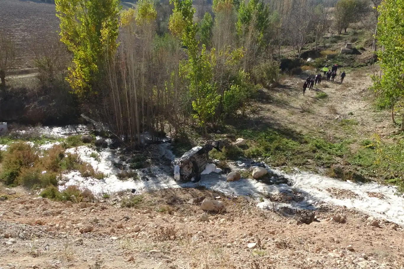 Kapalı yola giren otomobil, dereye yuvarlandı: 1 ölü Kapalı yola giren otomobil, dereye yuvarlandı: 1 ölü