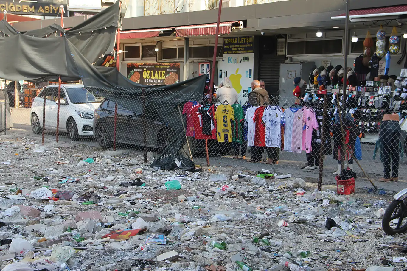 Vakıflar Sarayı’nın enkazı esnafı mağdur ediyor Vakıflar Sarayı’nın enkazı esnafı mağdur ediyor
