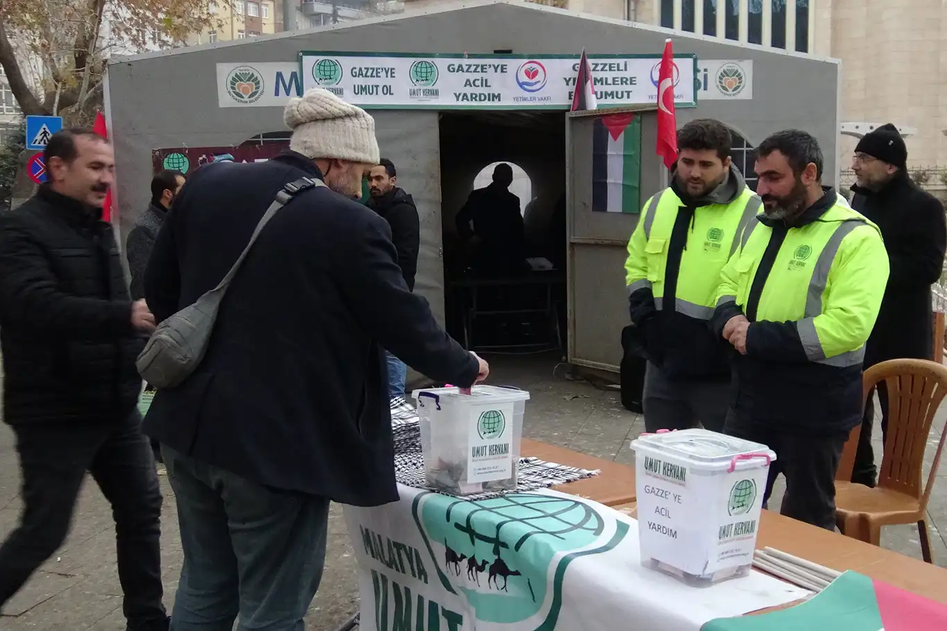 Malatya'da Gazze için yardım çadırı kuruldu Malatya'da Gazze için yardım çadırı kuruldu