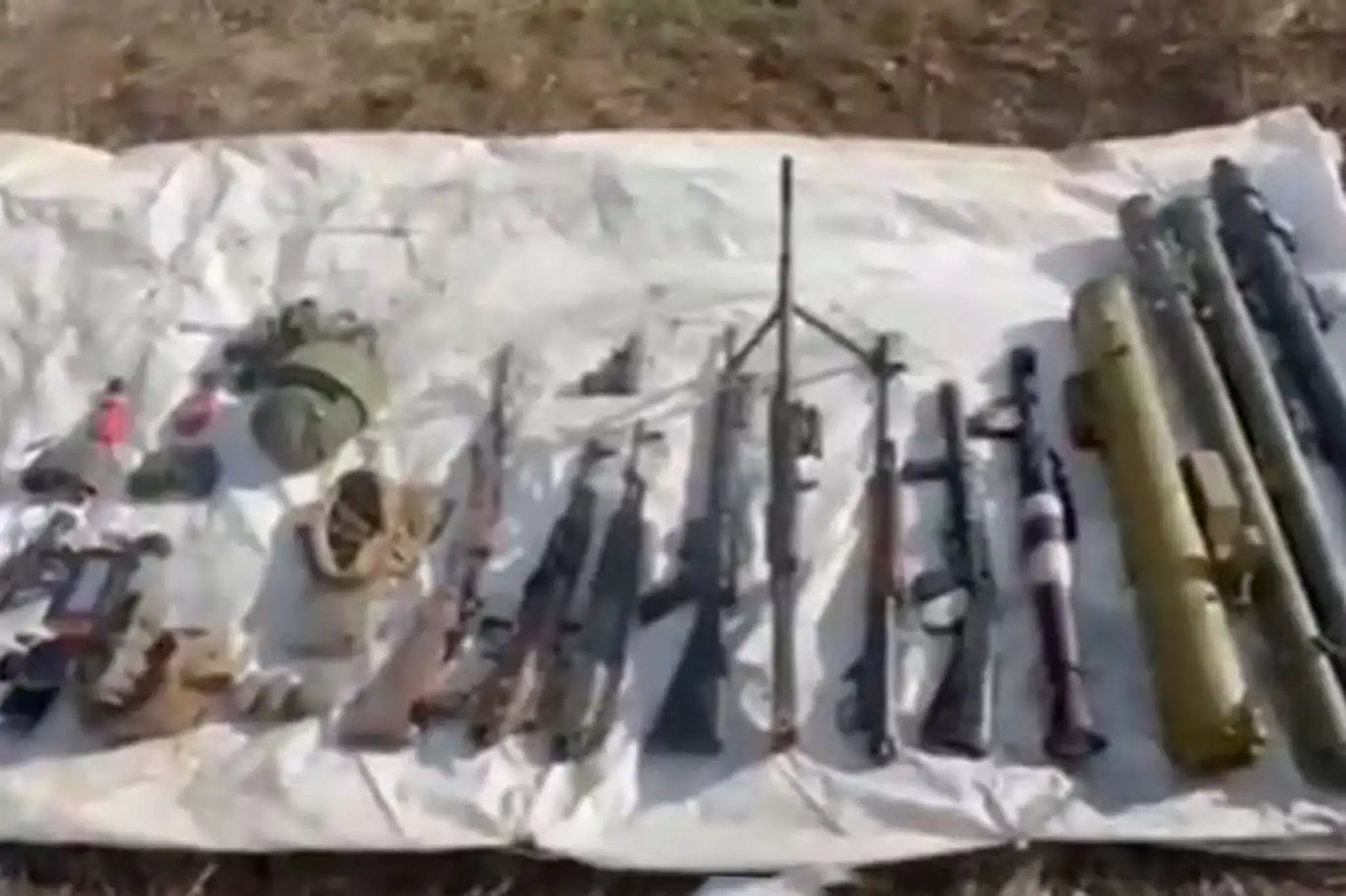 Pençe-Kilit operasyonu bölgesinde silah ve mühimmat ele geçirildi Pençe-Kilit operasyonu bölgesinde silah ve mühimmat ele geçirildi