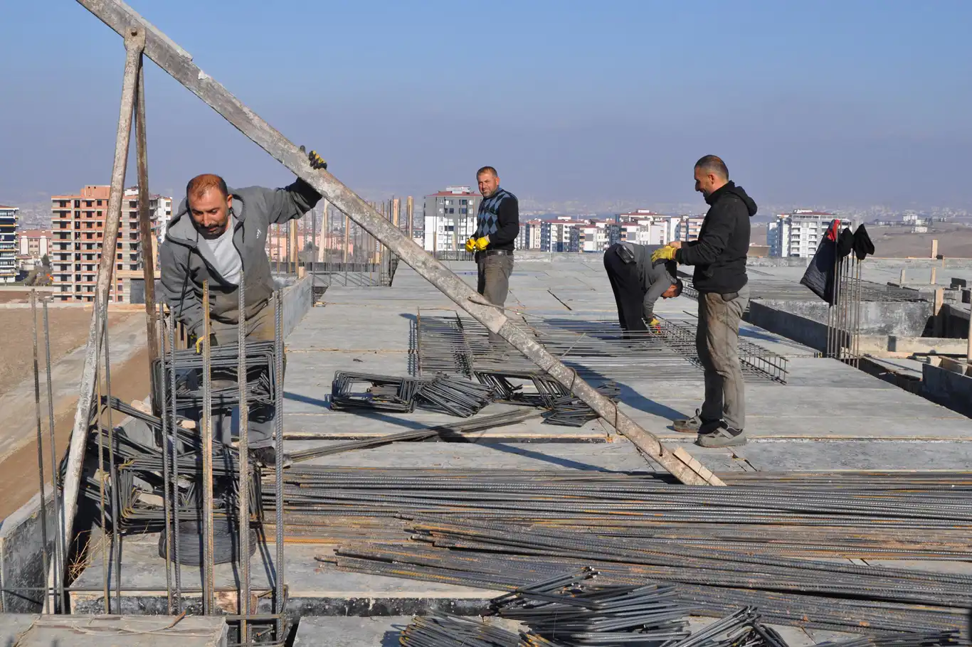 İnşaat ustaları zorlu kış koşullarında çalışmalarına devam ediyor İnşaat ustaları zorlu kış koşullarında çalışmalarına devam ediyor