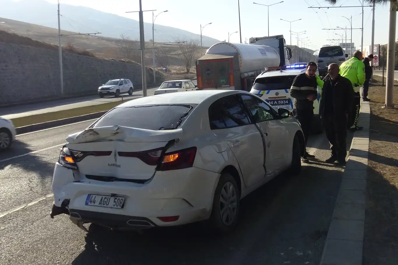 Malatya'da zincirleme kaza: 2 yaralı Malatya'da zincirleme kaza: 2 yaralı