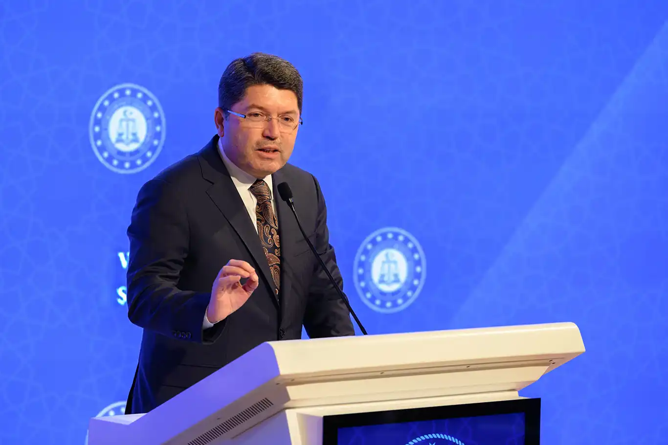 Adalet Bakanı Tunç'tan Özgür Özel'e "avukatlık" tepkisi Adalet Bakanı Tunç'tan Özgür Özel'e "avukatlık" tepkisi