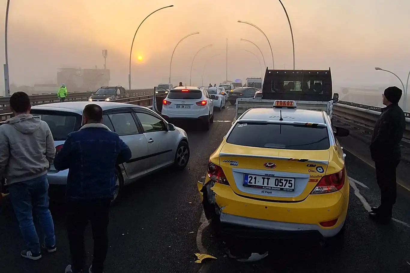 Diyarbakır'da zincirleme kaza: 6 yaralı Diyarbakır'da zincirleme kaza: 6 yaralı