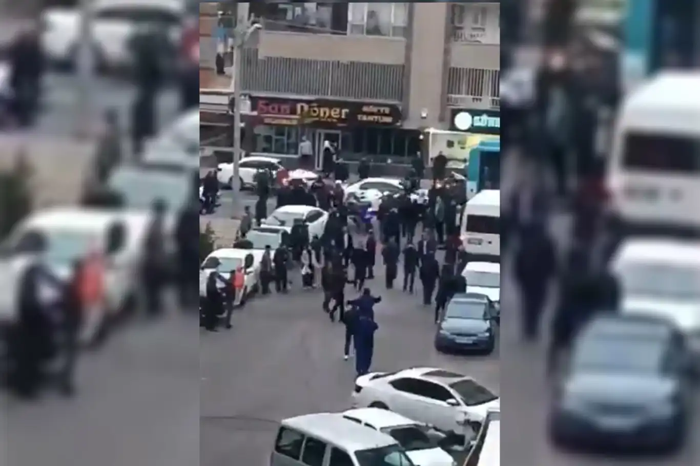 Şanlıurfa’da taziye evindeki bıçaklı kavganın görüntüleri ortaya çıktı Şanlıurfa’da taziye evindeki bıçaklı kavganın görüntüleri ortaya çıktı
