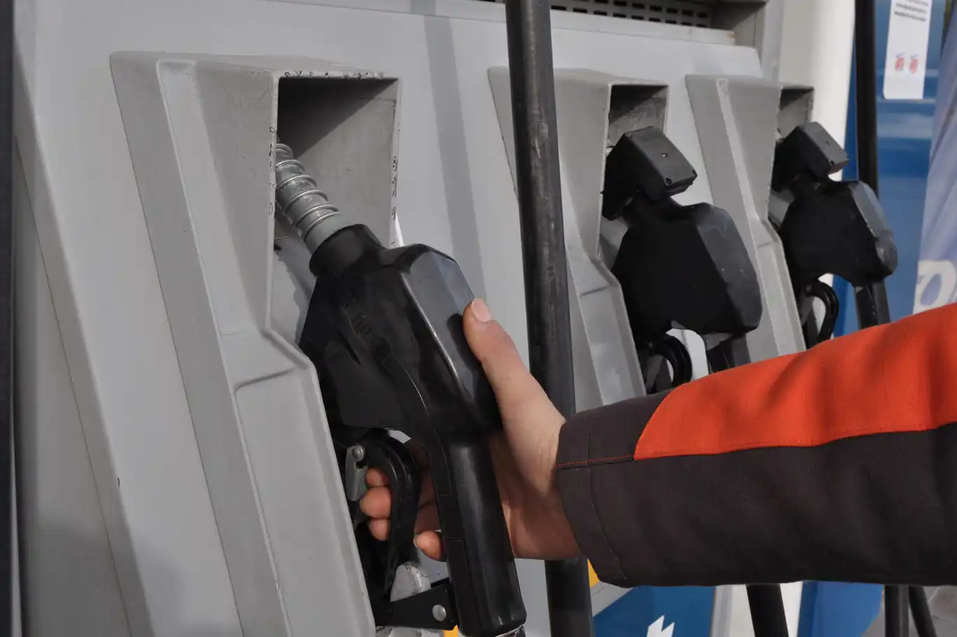 Yüksek akaryakıt fiyatları ekonomik sıkıntılara yol açıyor Yüksek akaryakıt fiyatları ekonomik sıkıntılara yol açıyor