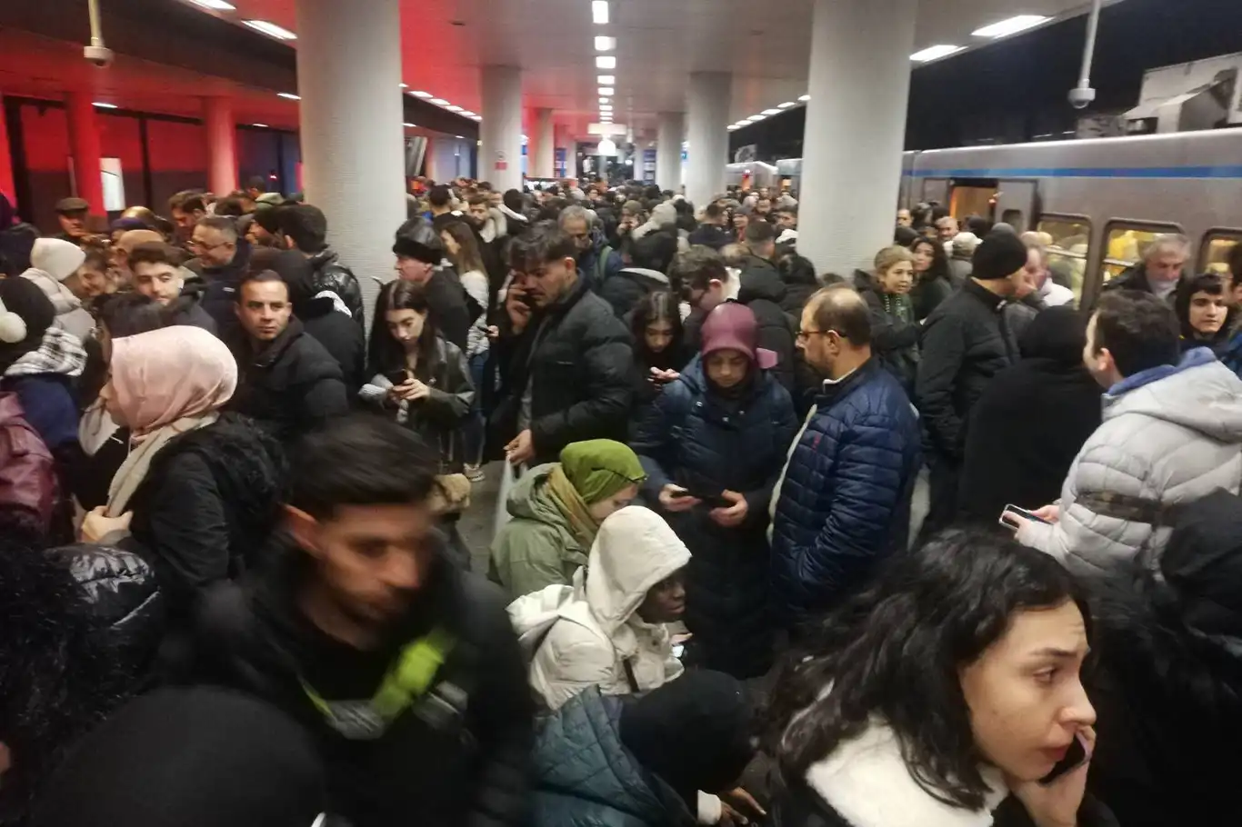İstanbul'da metro arızası: Seferler aksadı, duraklar insanlarla doldu İstanbul'da metro arızası: Seferler aksadı, duraklar insanlarla doldu