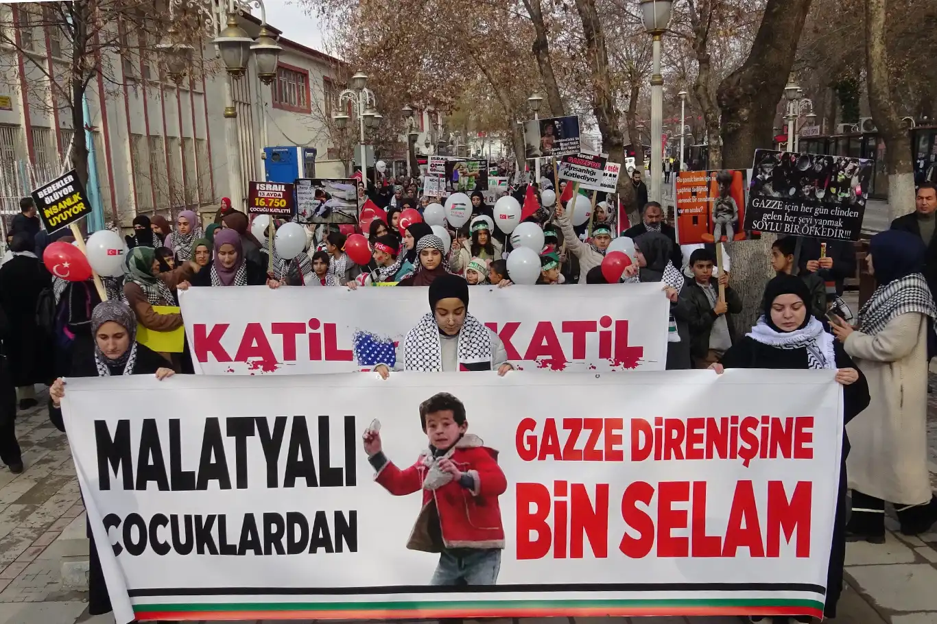 Malatya'da binlerce kişi "Dünya Şehit Çocuklar Günü" için yürüdü Malatya'da binlerce kişi "Dünya Şehit Çocuklar Günü" için yürüdü