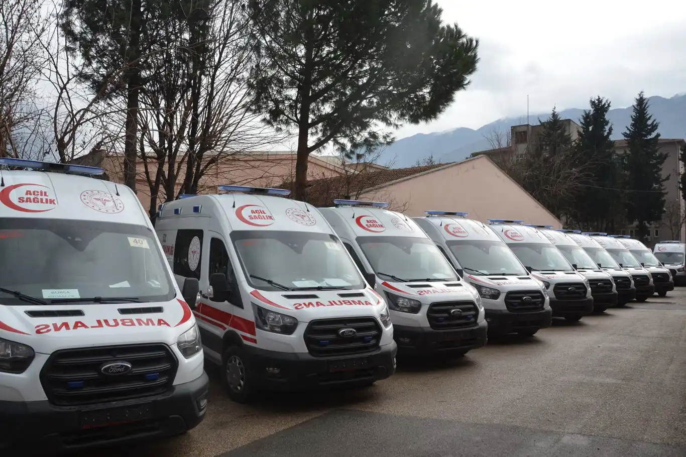 Trafikte ambulans geçişi için fermuar sistemi uyarısı Trafikte ambulans geçişi için fermuar sistemi uyarısı