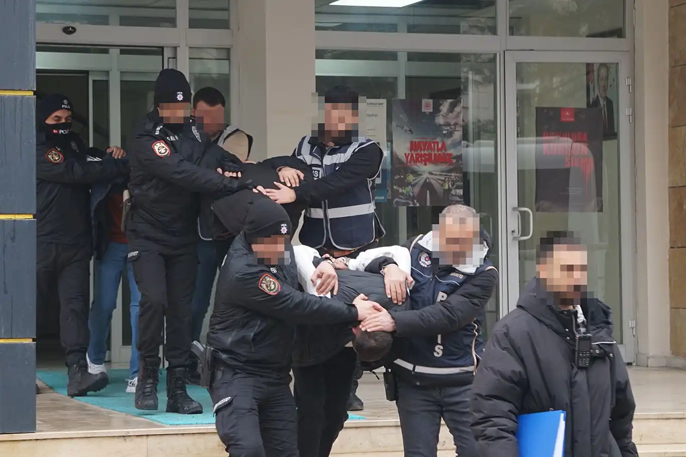 Batman'da cinayet iddiasıyla 3 zanlı adliyeye sevk edildi Batman'da cinayet iddiasıyla 3 zanlı adliyeye sevk edildi