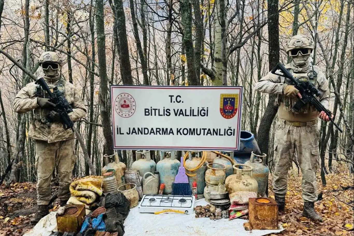 Bitlis kırsalında PKK'ya ait yaşam malzemeleri ele geçirildi Bitlis kırsalında PKK'ya ait yaşam malzemeleri ele geçirildi