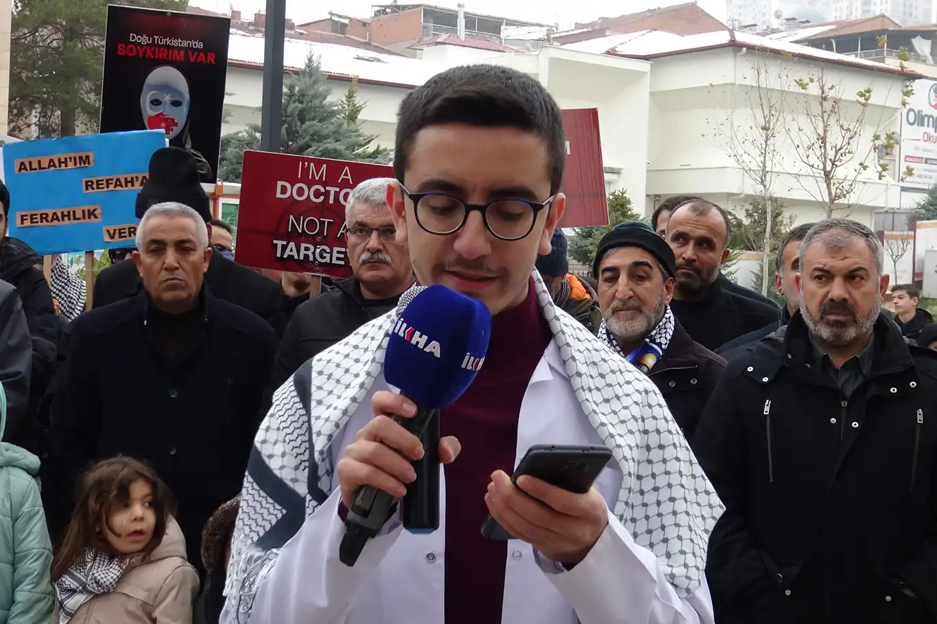 Hekimler ve sağlık çalışanları 56 haftadır Gazze'de yaşanan soykırıma karşı yürüyor Hekimler ve sağlık çalışanları 56 haftadır Gazze'de yaşanan soykırıma karşı yürüyor