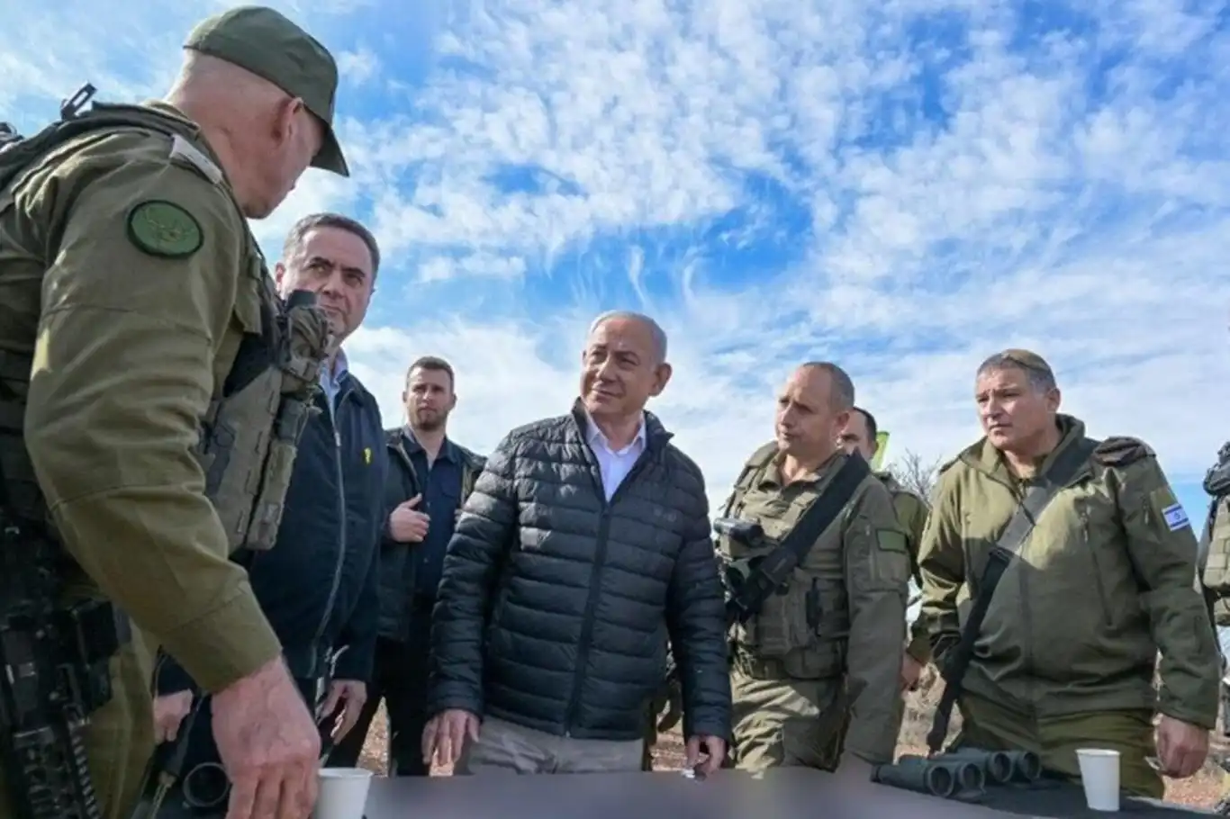 İşgalci rejim, Suriye'de rejimin ordusunun çekilmesinin ardından Hermon Dağı'nı işgal etti İşgalci rejim, Suriye'de rejimin ordusunun çekilmesinin ardından Hermon Dağı'nı işgal etti
