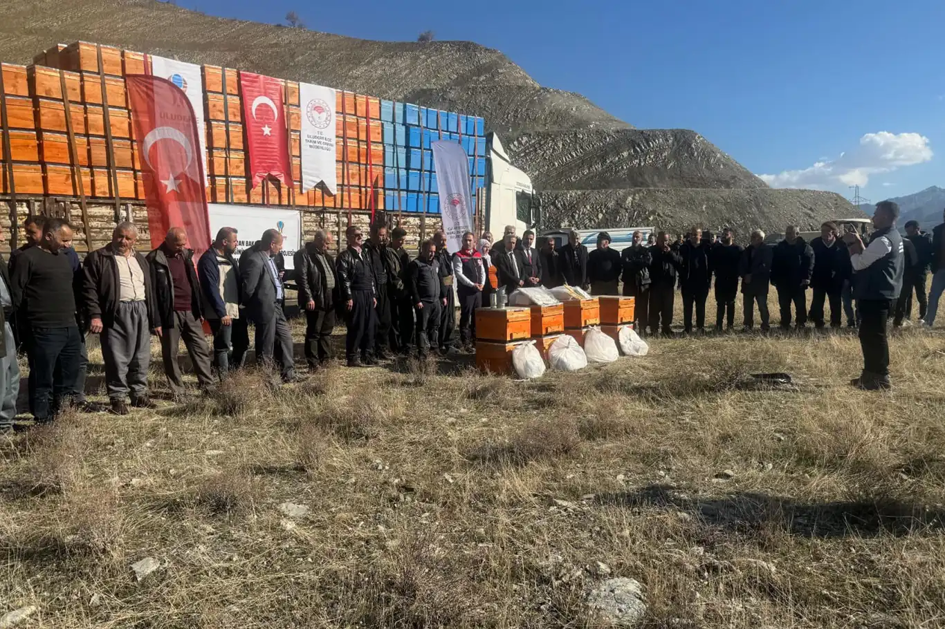 Şırnak'ta arıcılara 4 bin 600 arı kovanı dağıtıldı Şırnak'ta arıcılara 4 bin 600 arı kovanı dağıtıldı