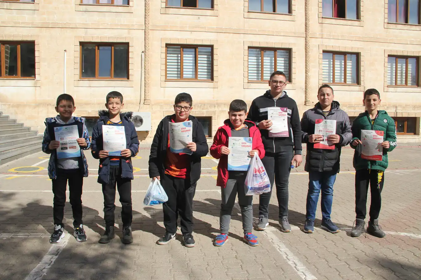 Siyer Yarışması'na katılan çocuklar: Siyer Yarışması, Efendimizin (sav) hayatını öğrenmek için büyük bir fırsat Siyer Yarışması'na katılan çocuklar: Siyer Yarışması, Efendimizin (sav) hayatını öğrenmek için büyük bir fırsat