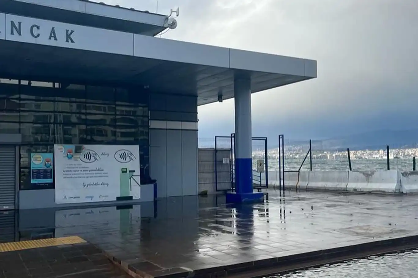 İzmir'de vapur seferleri yeniden başladı İzmir'de vapur seferleri yeniden başladı