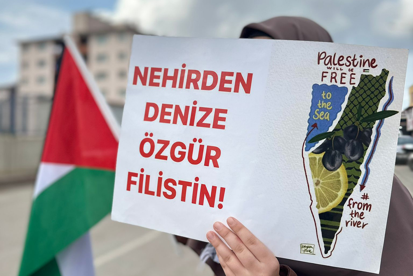 Adanaki İncirlik Üssü önünde siyonistler protesto edildi Adanaki İncirlik Üssü önünde siyonistler protesto edildi