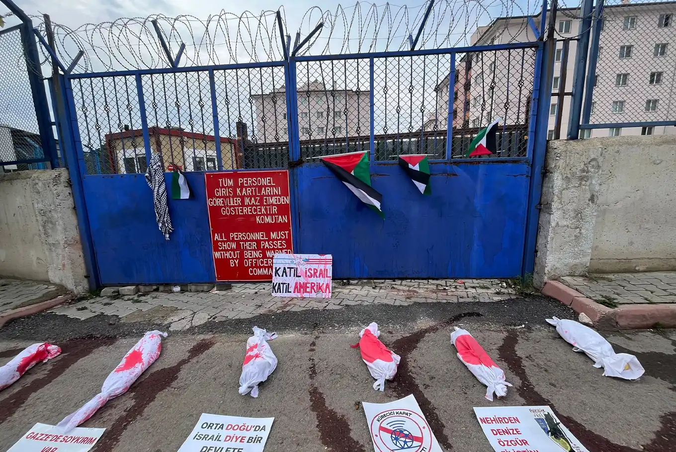Adanaki İncirlik Üssü önünde siyonistler protesto edildi Adanaki İncirlik Üssü önünde siyonistler protesto edildi