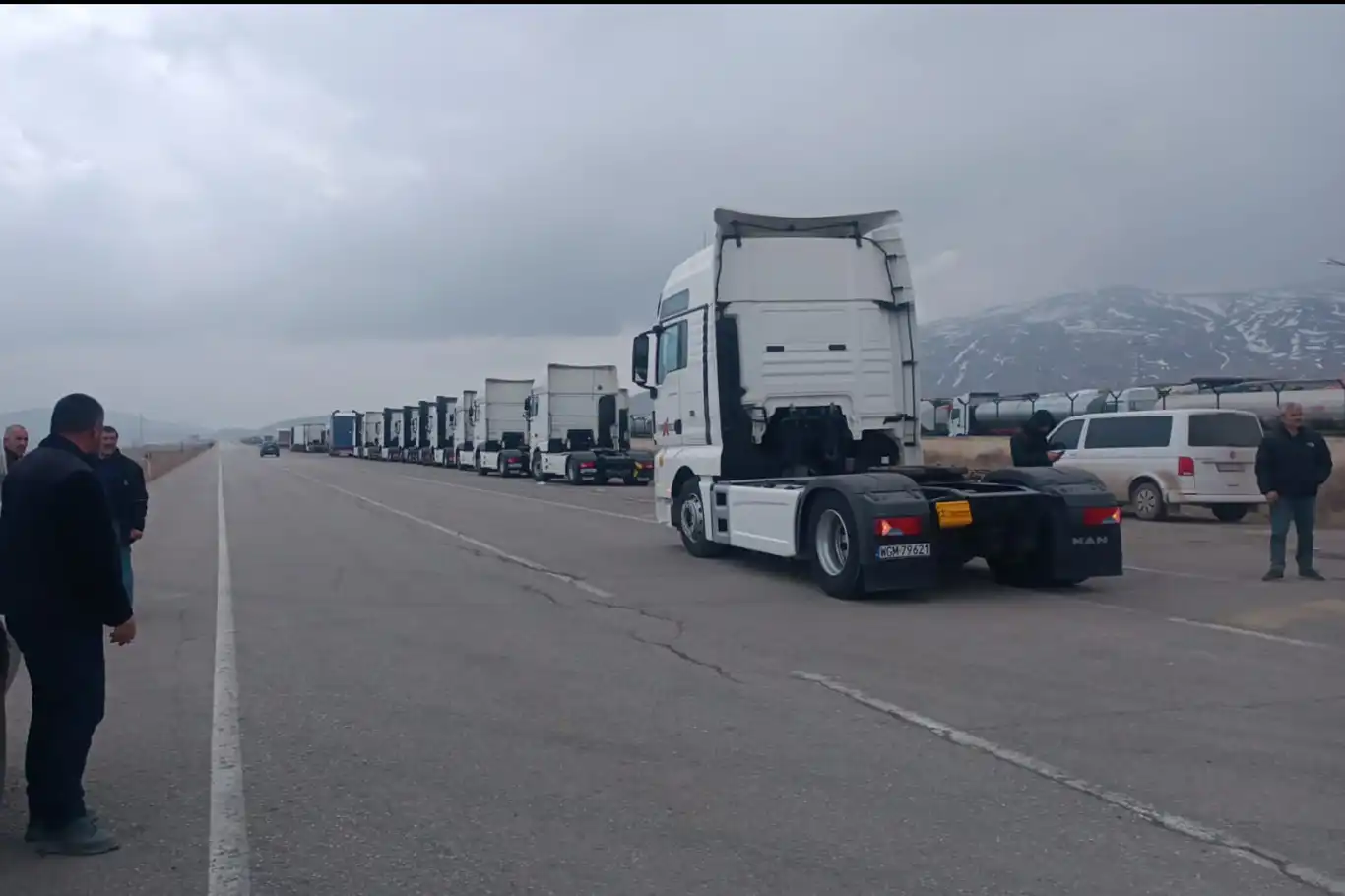 Gürbulak Sınır Kapısı'nda günlerdir geçiş bekleyen tırlar uzun kuyruklar oluşturdu Gürbulak Sınır Kapısı'nda günlerdir geçiş bekleyen tırlar uzun kuyruklar oluşturdu