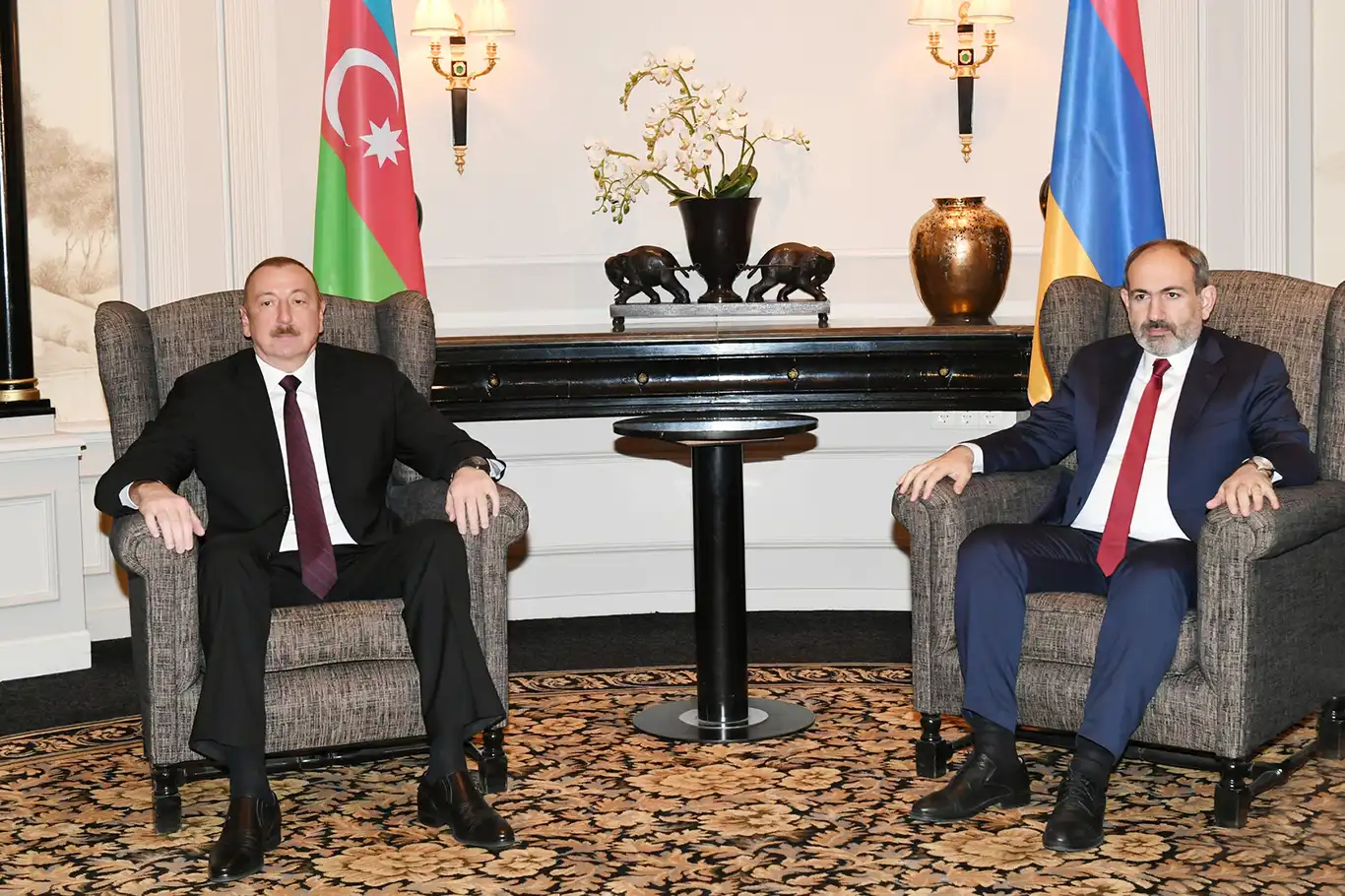 Aliyev ve Paşinyan bir araya geldi Aliyev ve Paşinyan bir araya geldi