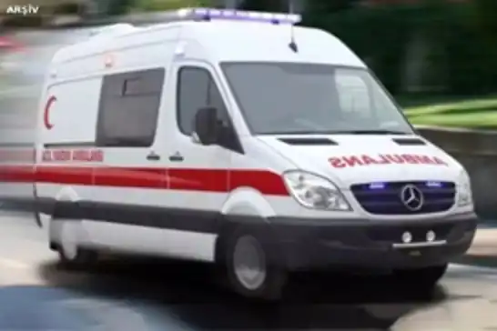 Ambulans ile işçi servisi çarpıştı: 8 yaralı