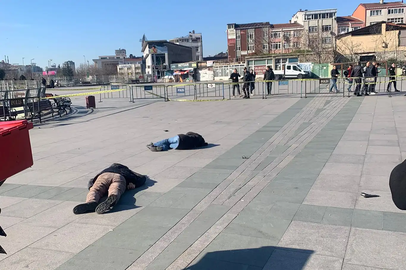 İstanbul Adliyesi'nde silahlı saldırı: 2 ölü, 5 yaralı İstanbul Adliyesi'nde silahlı saldırı: 2 ölü, 5 yaralı