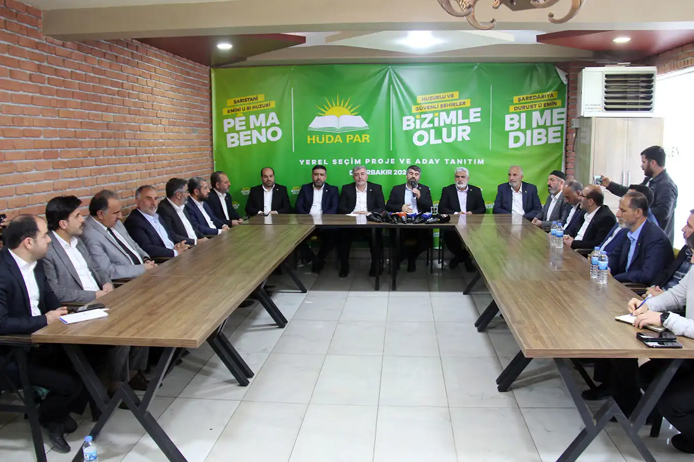 HÜDA PAR Diyarbakır Büyükşehir Belediye Başkan Adayı Dinç, projelerini basınla paylaştı HÜDA PAR Diyarbakır Büyükşehir Belediye Başkan Adayı Dinç, projelerini basınla paylaştı