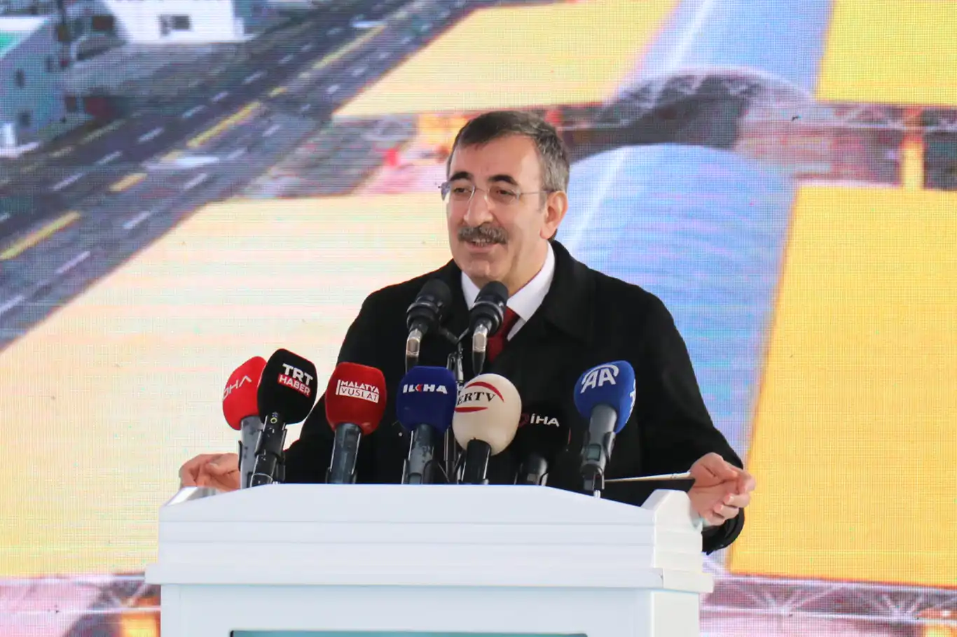 Cumhurbaşkanı Yardımcısı Yılmaz: Yıl sonuna kadar 200 bin civarında konut hak sahiplerine teslim edilecek Cumhurbaşkanı Yardımcısı Yılmaz: Yıl sonuna kadar 200 bin civarında konut hak sahiplerine teslim edilecek