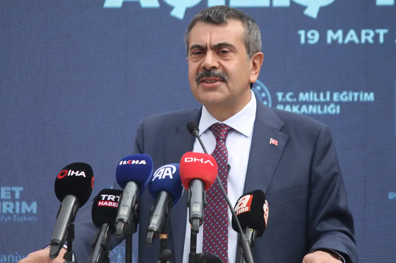 Bakan Tekin: Türkiye'de velilerin haftalık kitap okuma süresi sadece 4 buçuk saat