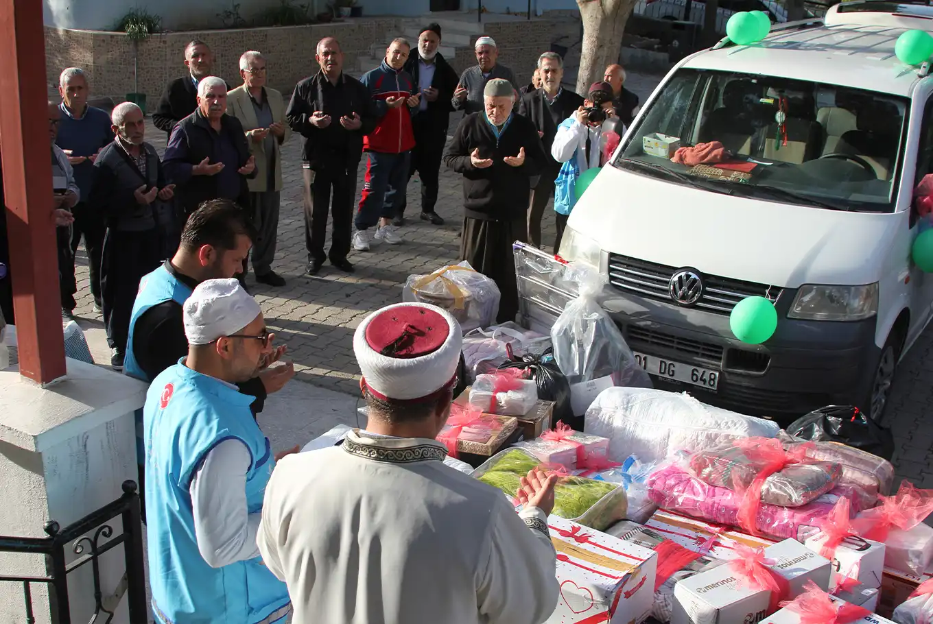 Adana'da depremzede genç kıza çeyiz desteği Adana'da depremzede genç kıza çeyiz desteği