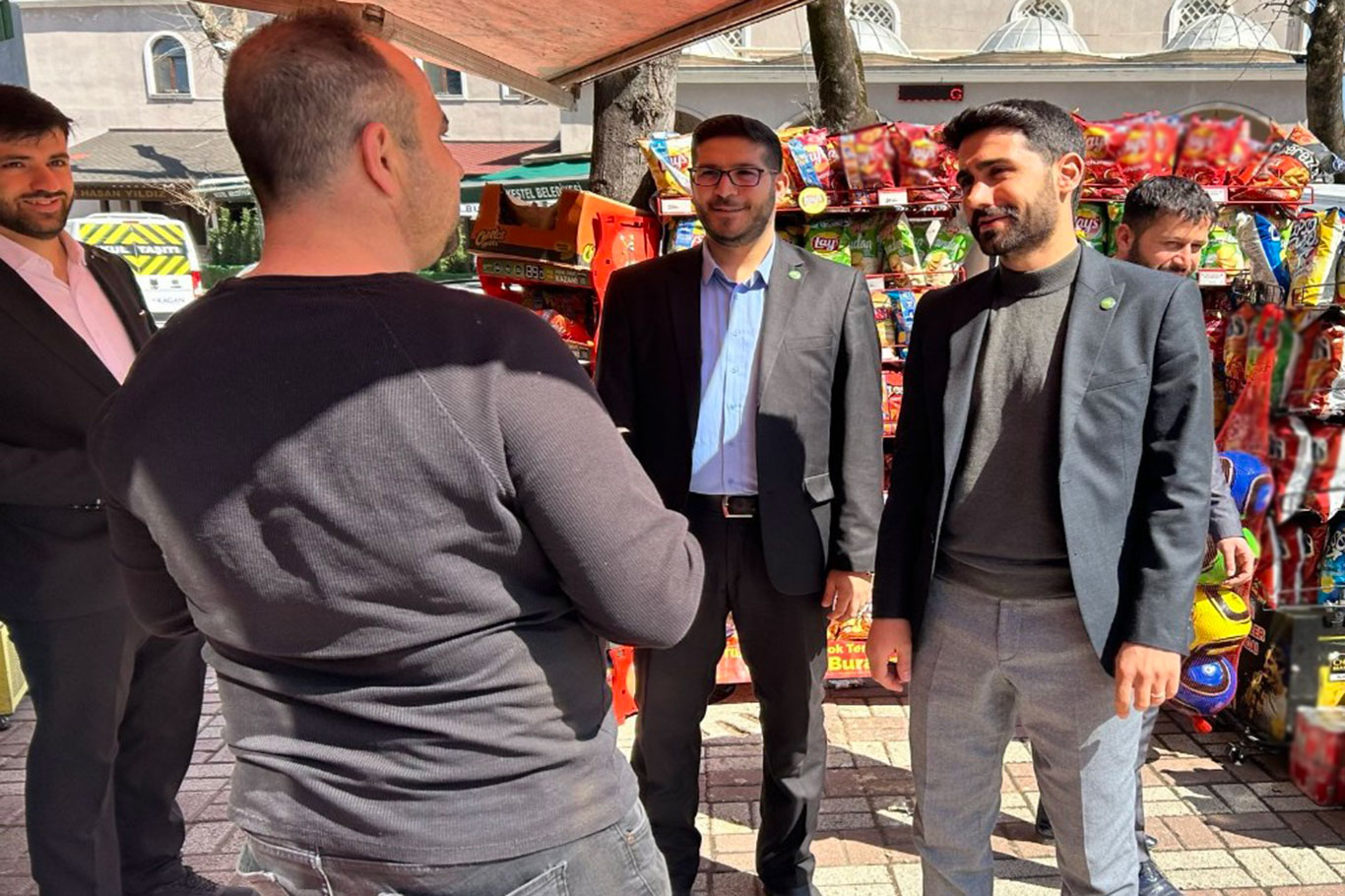 HÜDA PAR Kestel Belediye Başkan Adayı Velioğlu, esnafı ziyaret ederek destek istedi