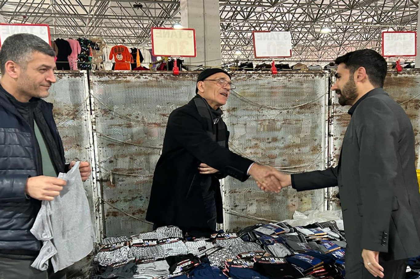 HÜDA PAR Kestel Belediye Başkan Adayı Velioğlu, esnafı ziyaret ederek destek istedi