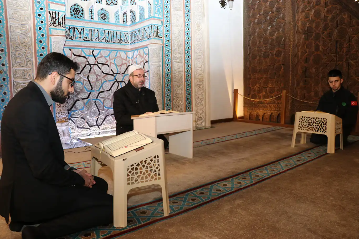 Tarihi Aslanhane Camii'nde mukabele sünneti yaşatılmaya devam ediliyor Tarihi Aslanhane Camii'nde mukabele sünneti yaşatılmaya devam ediliyor
