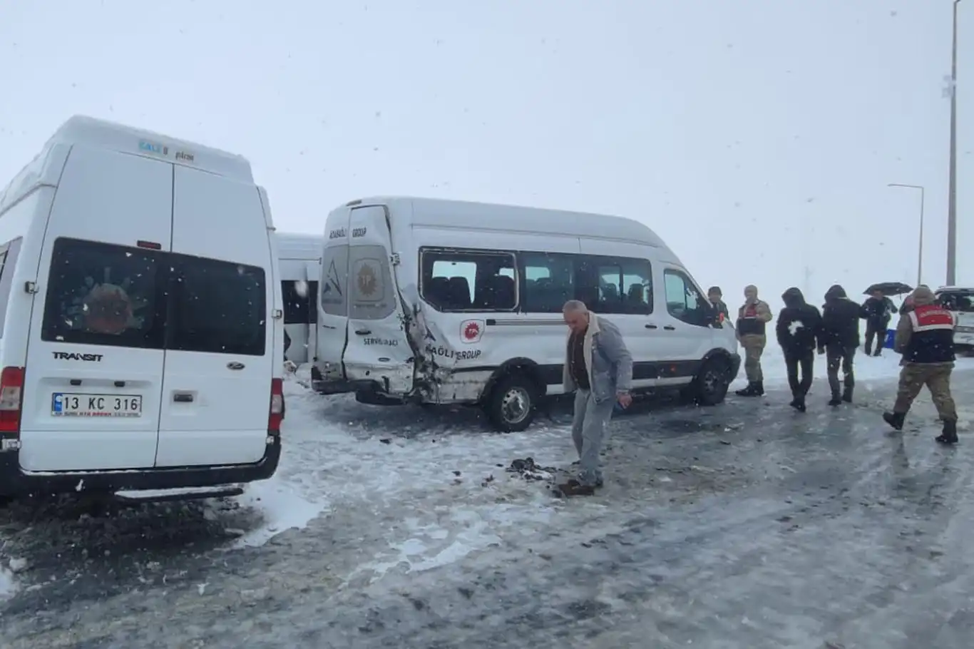 Bitlis'te yoğun kar yağışı nedeniyle zincirleme kaza Bitlis'te yoğun kar yağışı nedeniyle zincirleme kaza