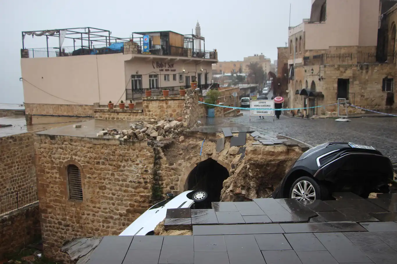 Mardin'de aşırı yağış sonrası yol çöktü: 2 araç hasar gördü