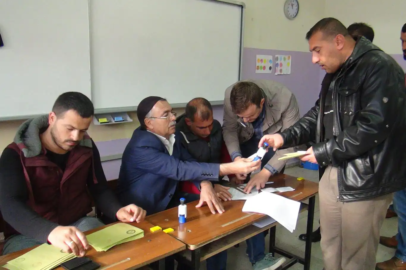 Oy verme işlemi saat kaçta başlıyor, ne zaman bitiyor? Oy verme işlemi saat kaçta başlıyor, ne zaman bitiyor?