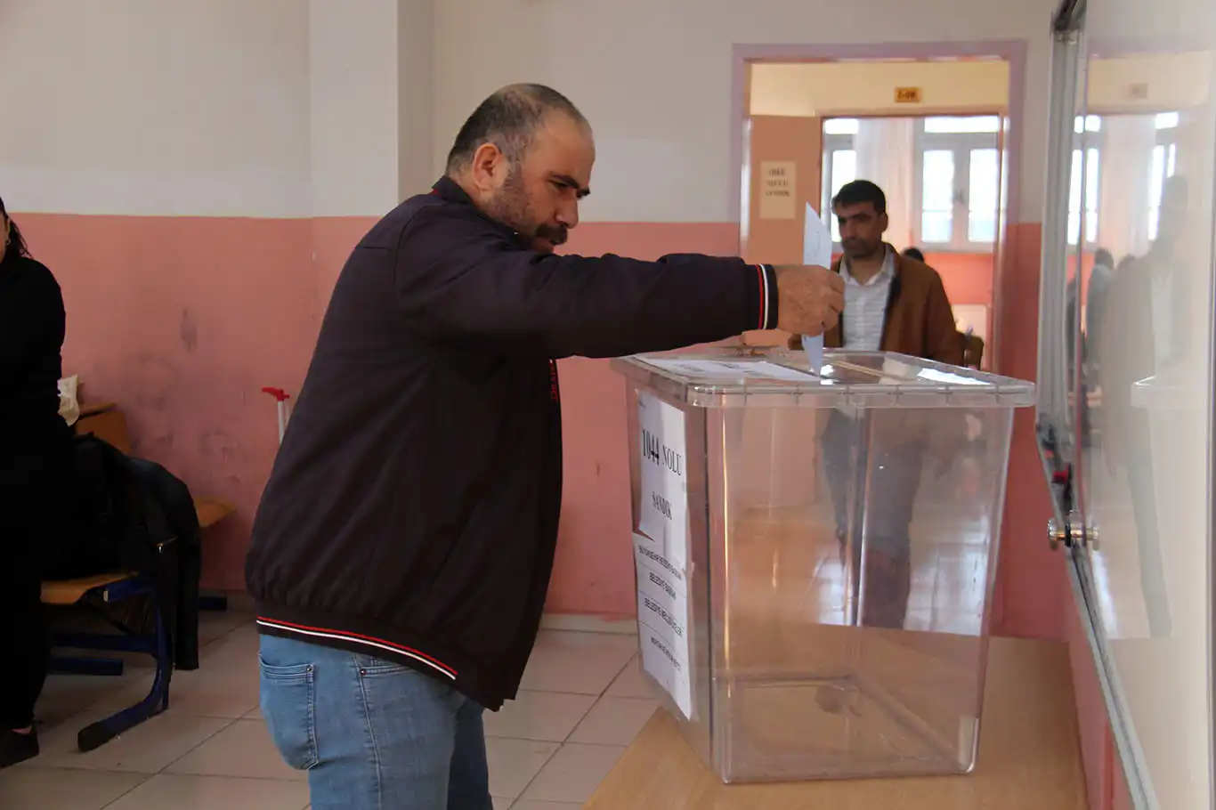 Yerel seçimler için ilk oylar kullanıldı Yerel seçimler için ilk oylar kullanıldı