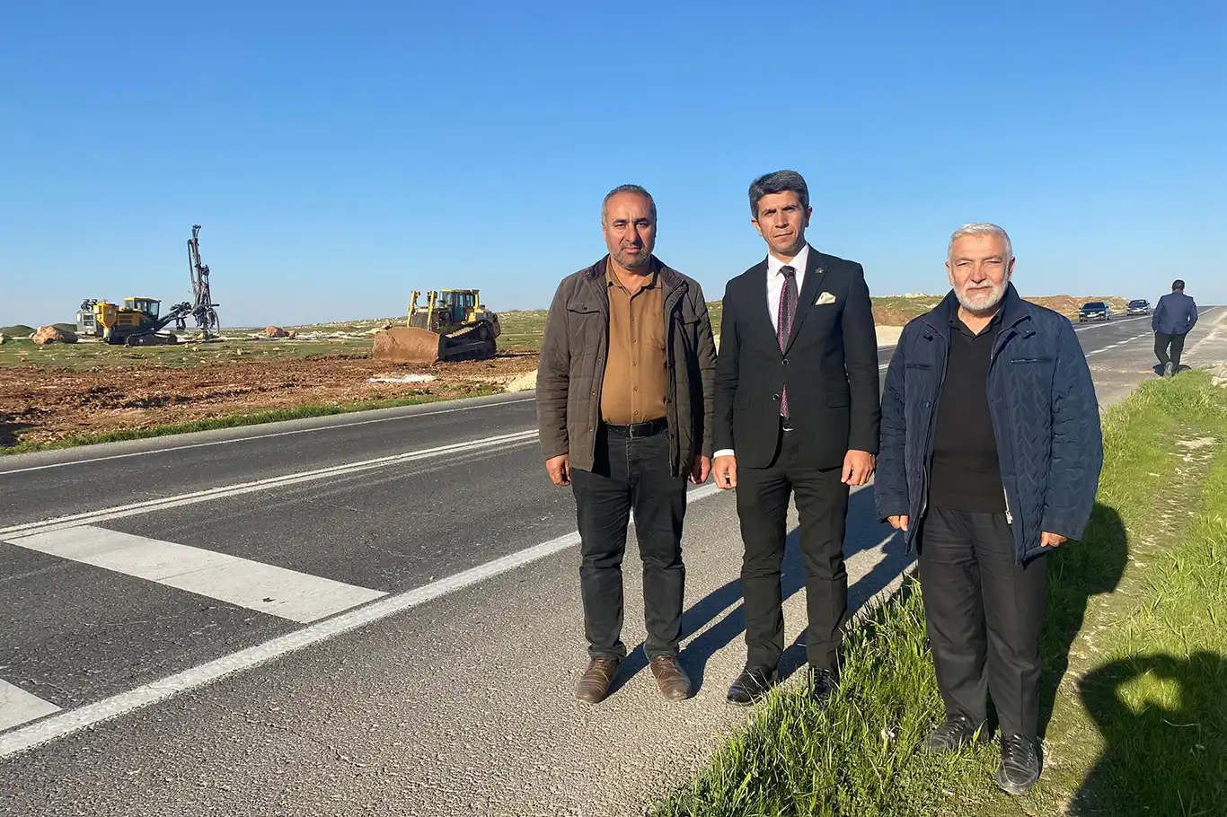 Suruç "ölüm yolu"nda çalışmalar tekrar başladı Suruç "ölüm yolu"nda çalışmalar tekrar başladı