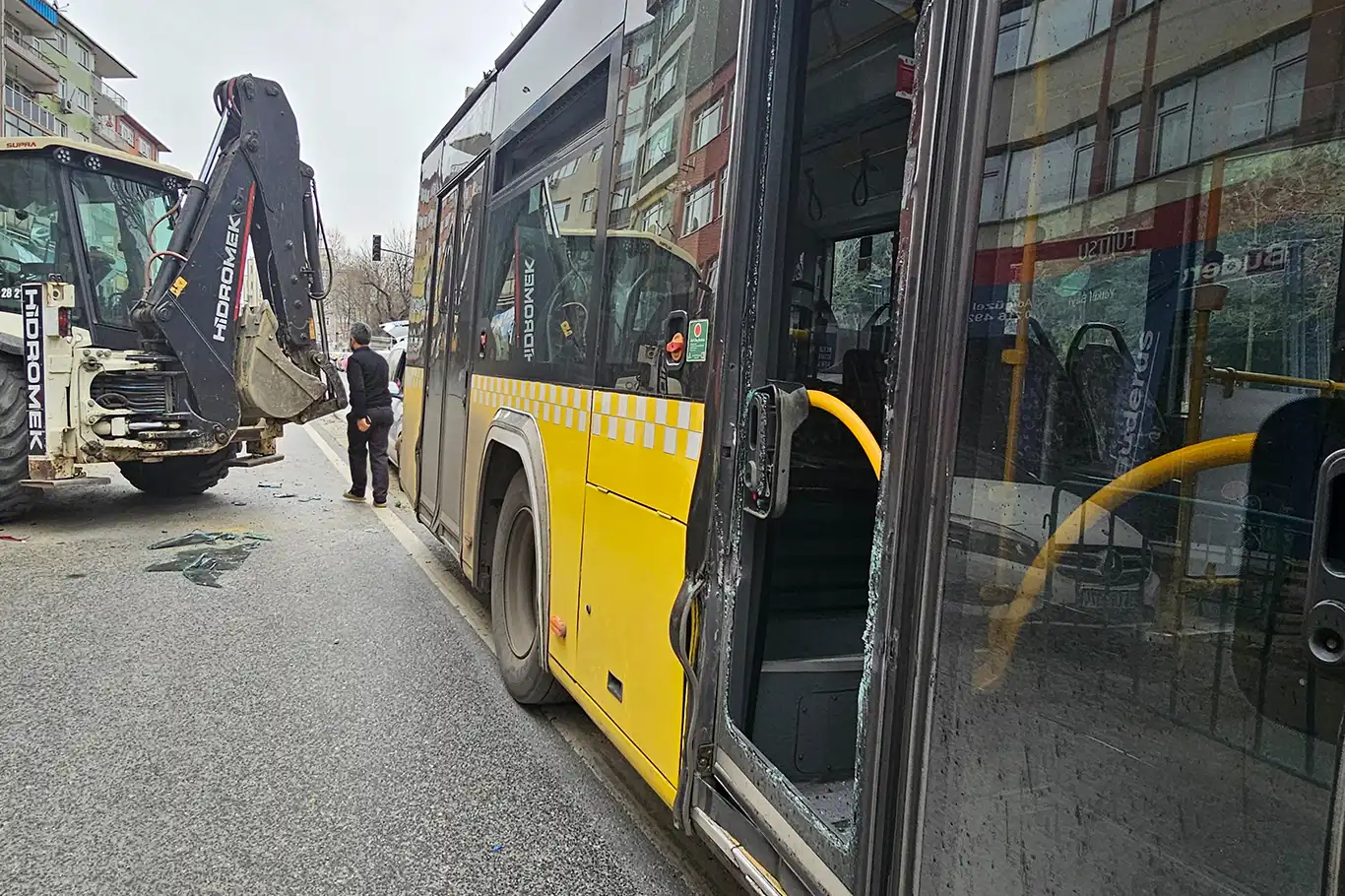 İETT otobüsü ile İBB'nin iş makinesi çarpıştı