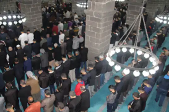 Diyarbakırlılar bayram namazını 5'inci Harem-i Şerif'te eda etti