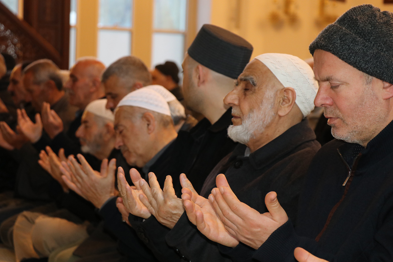 Bayram namazında Gazze'nin zaferi için eller duaya kalktı