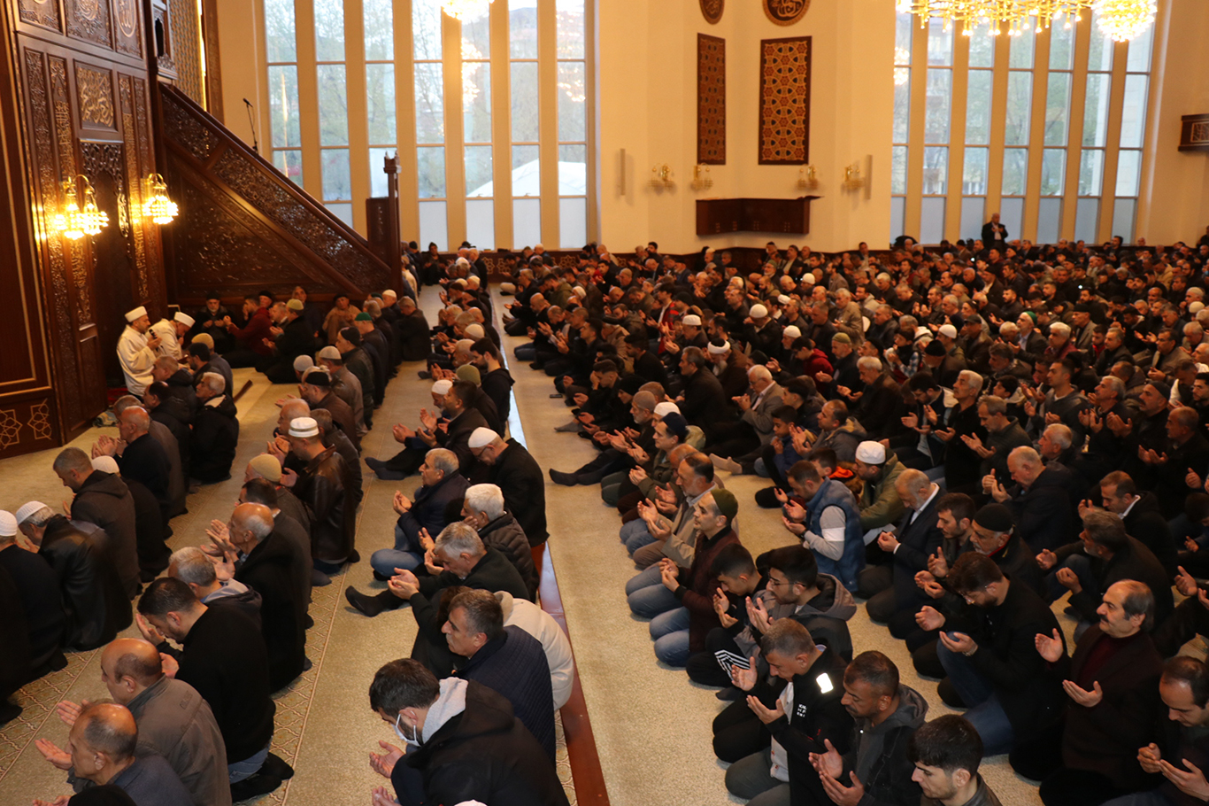Bayram namazında Gazze'nin zaferi için eller duaya kalktı