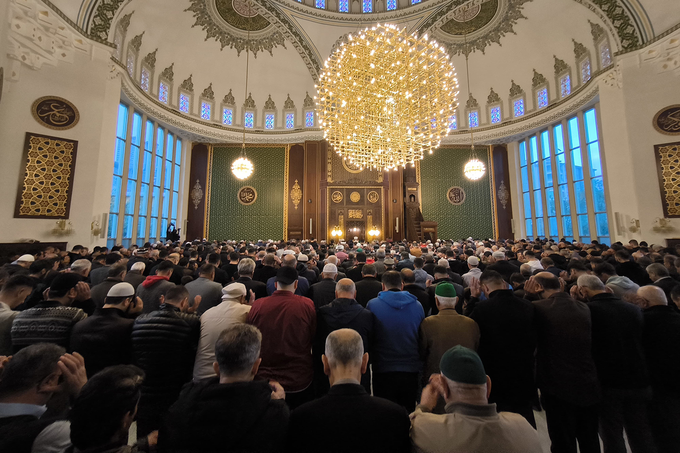 Bayram namazında Gazze'nin zaferi için eller duaya kalktı