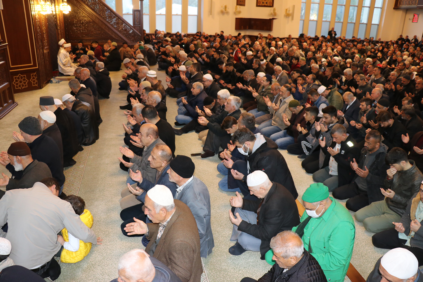 Bayram namazında Gazze'nin zaferi için eller duaya kalktı