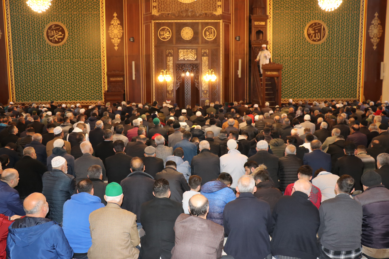 Bayram namazında Gazze'nin zaferi için eller duaya kalktı