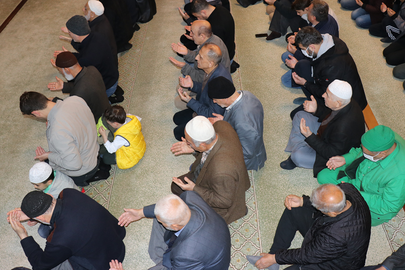 Bayram namazında Gazze'nin zaferi için eller duaya kalktı