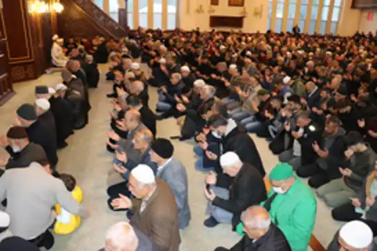 Bayram namazında eller Gazze'nin zaferi için duaya kalktı